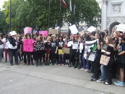 Mcr My Chemical Romance Emo Fans Protest Against Daily Mails 