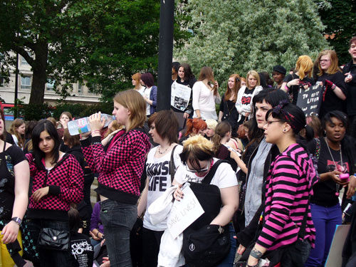 Mcr My Chemical Romance Emo Fans Protest Against Daily Mails 